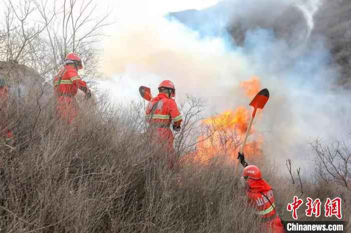 2月19日，山西省平定县发生山火，武警山西总队阳泉支队派出平定中队应急班和机动中队官兵，赶往现场扑救。武警山西总队供图