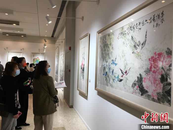 市民观看作品展 马芙蓉 摄