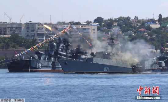 当地时间7月26日，俄罗斯海军在黑海举行海军日阅兵彩排，多种军舰和武器集中亮相。