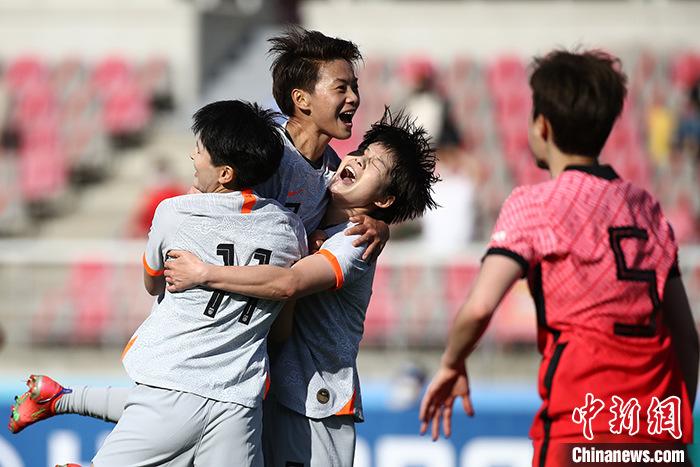 女足球员庆祝进球。图片来源：视觉中国