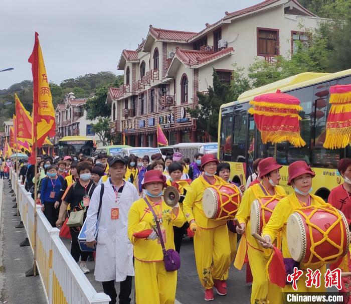 医护人员随行。　高亚成 摄