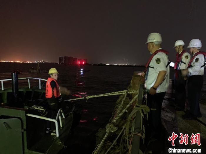 广州港附近水域发生碰撞事故 13名船员获救 陈钟秀 摄
