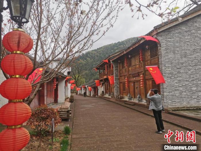 图为甘肃两当县打造的“红军街”，为当地村民带来了一定的“红色福利”。　闫姣 摄