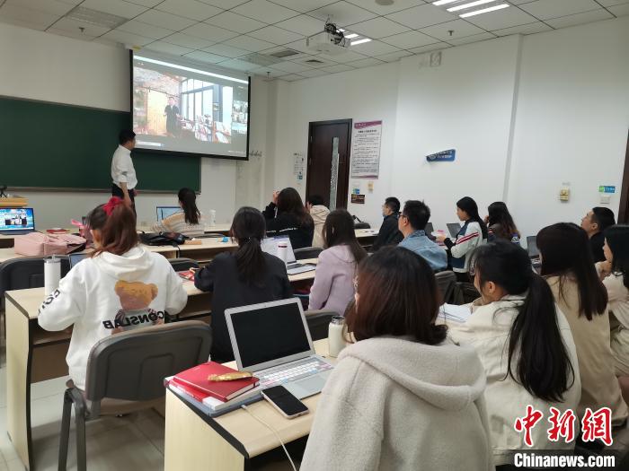 学生与村民视频连线，为乡建遇到的难题提供建议。　张健民供图 摄