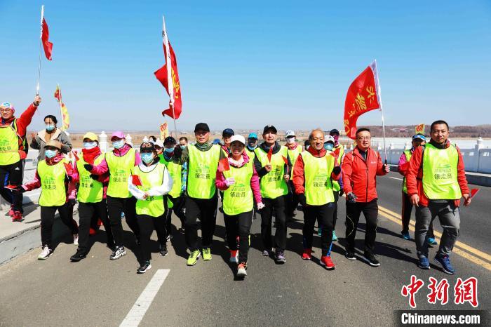 游客在兴凯湖畔徒步、观鸟。　刘坤 摄