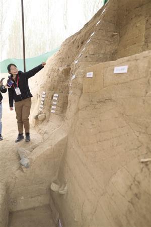  北京琉璃河遗址发现成规模夯土建筑基址