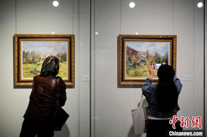 4月1日，“景向——崔毅风景油画作品展”在重庆开幕。图为市民正在观展。　何蓬磊 摄