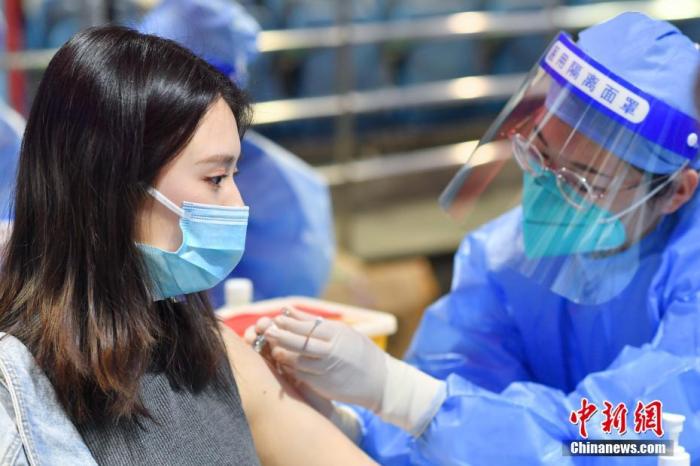 资料图：3月27日，北京大学学生在邱德拔体育馆接种新冠疫苗。