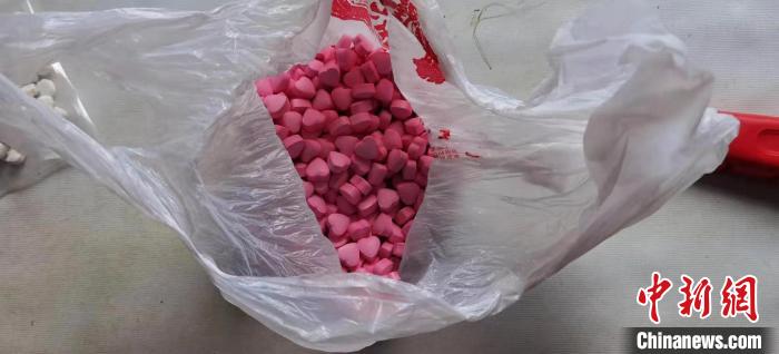 警方表示，这款药品每粒的生产成本只有几毛钱，终端代理商的售价为每粒69元。上海浦东警方供图 上海浦东警方供图 摄