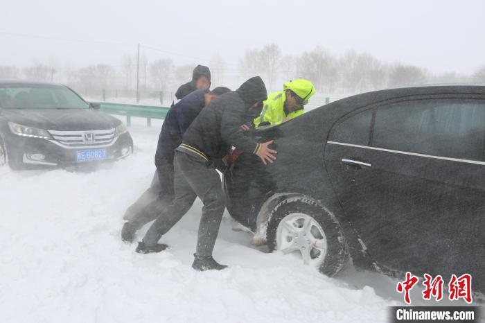 图为交警对车辆进行救援 郭悦 摄