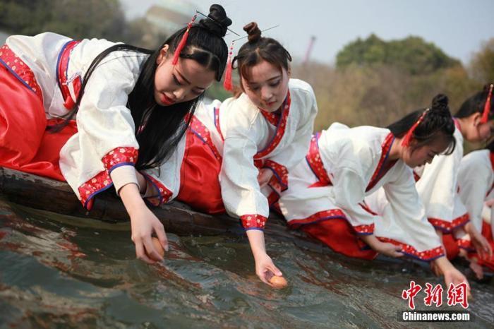 资料图：一场重现中国古代春秋时期上巳节“曲水流觞、临水浮卵、水上浮枣”风俗的活动在江苏常州淹城春秋乐园内上演。唐娟 摄