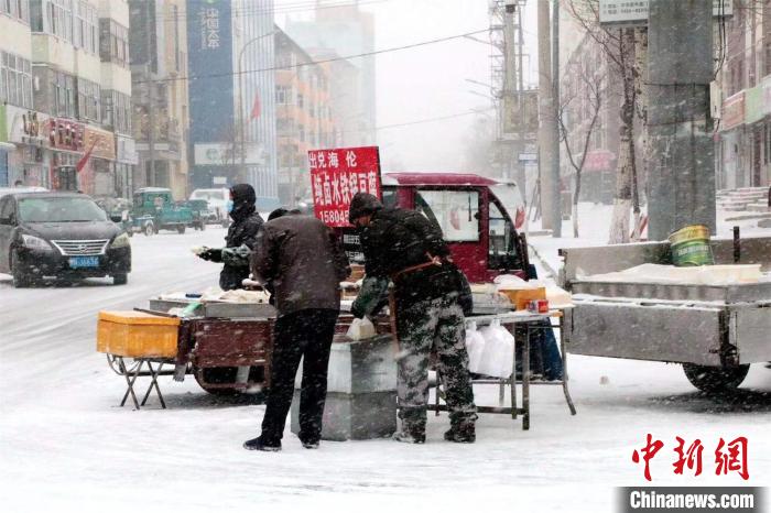 在雪中坚持营业的商贩 赵宝林 摄