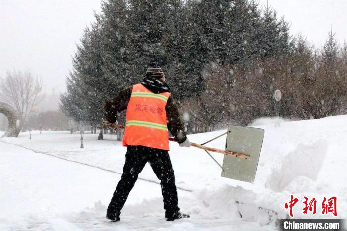 环卫工人清理道路积雪 滕明月 摄