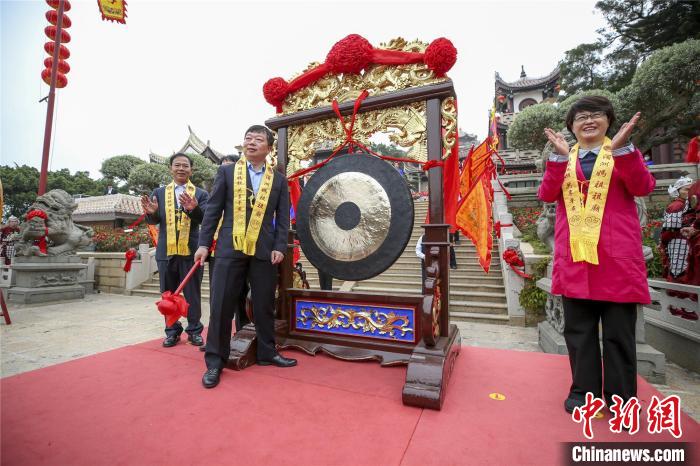 莆田市政协主席周青(中)为“天下妈祖回娘家”启动仪式正式开锣。右一为湄洲岛党工委书记林韶雯。　林春盛 摄