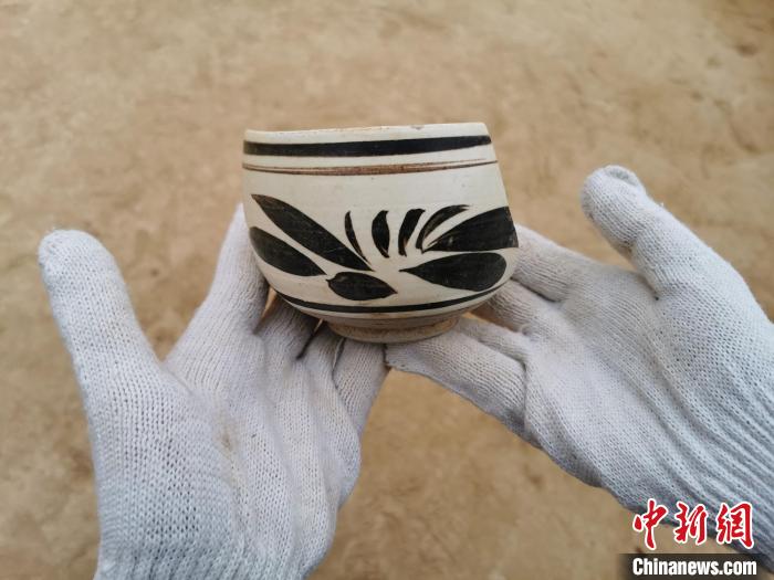 图为此次考古发掘出土的元代瓷器残片 韩章云 摄