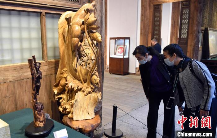 参展的象园木雕作品吸引观众眼球。　记者刘可耕 摄