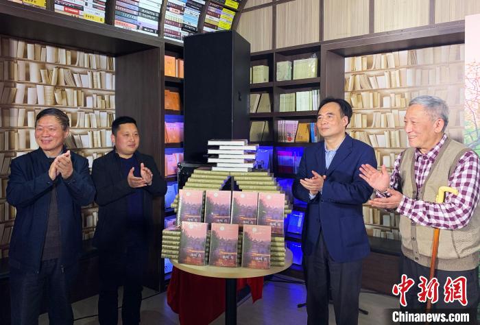 4月9日，“丝路百城传·扬州传”首发式在扬州钟书阁书店举行。　崔佳明 摄