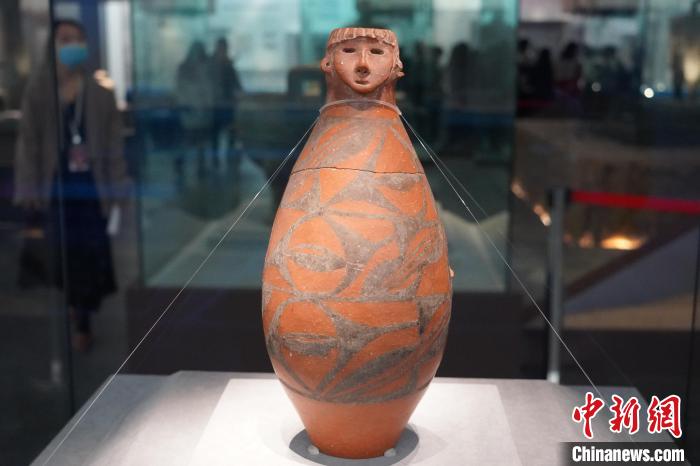 图为郑州博物馆新馆展出的人头形器口彩陶瓶 韩章云 摄