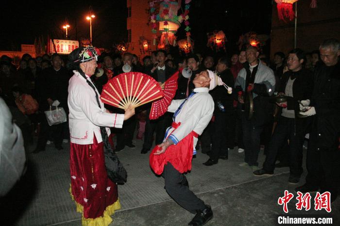 兴山“地花鼓”传承人在昭君村进行表演(资料图) 谷夫正 摄