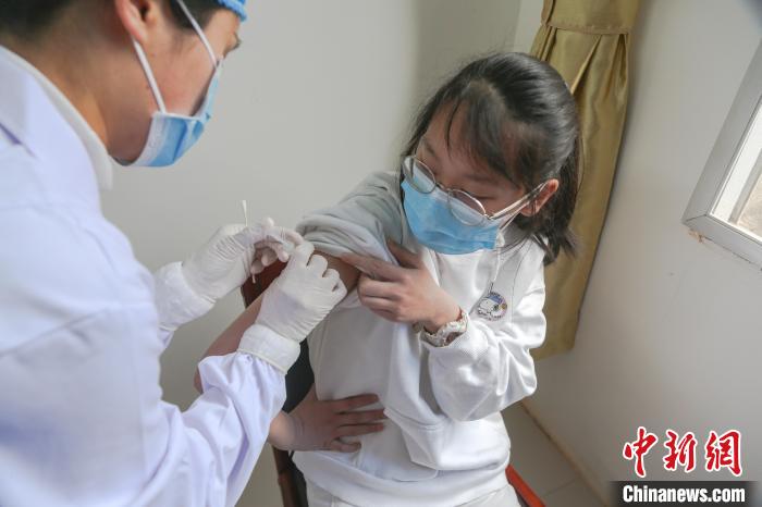 4月10日，江西省宜春市靖安县子宫颈癌防治研究所，护士正给一位女性接种二价宫颈癌疫苗。　刘力鑫 摄