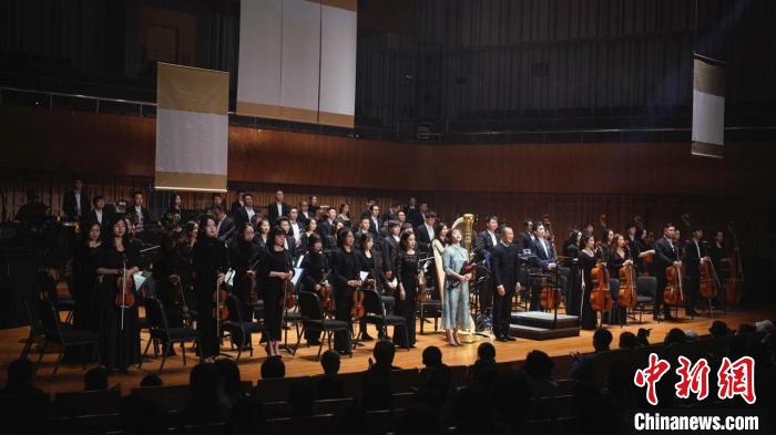 国际著名作曲家、指挥家谭盾5日晚携手西安交响乐团演绎“戏剧交响诗”。西安交响乐团供图