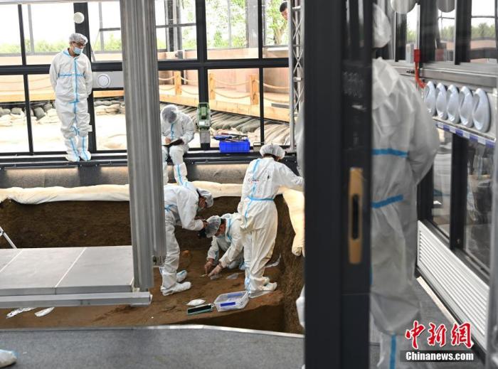 4月8日，四川省广汉市，记者获批走进三星堆遗址考古发掘现场用镜头记录考古工作者在发掘现场工作情况。
/p中新社记者 安源 摄