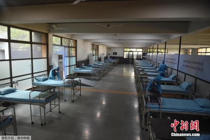 当地时间2021年5月5日，印度古吉拉特邦，艾哈迈达巴德郊区的Adani Vidya Mandir学校已被改建为新冠护理中心，管理员在安排床位。