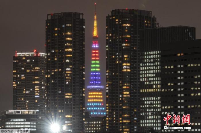 当地时间4月14日，日本东京多处地标举行亮灯活动迎接2020东京奥运会倒计时100天。图为东京塔被点亮。