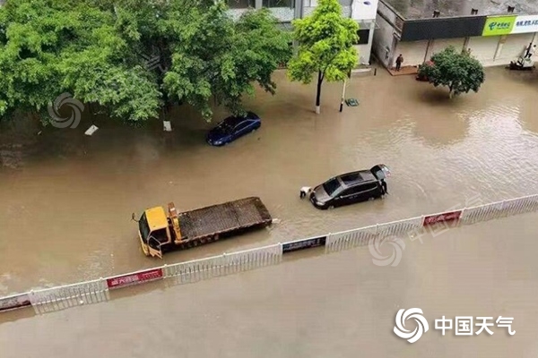 近期，广西北部遭遇强降雨，罗城县城低洼路段出现内涝。(图/韦文柯)