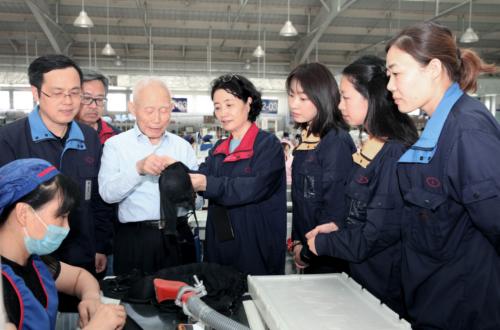 安莉芳“致敬经典”快闪店空降深圳，解锁优雅秘诀