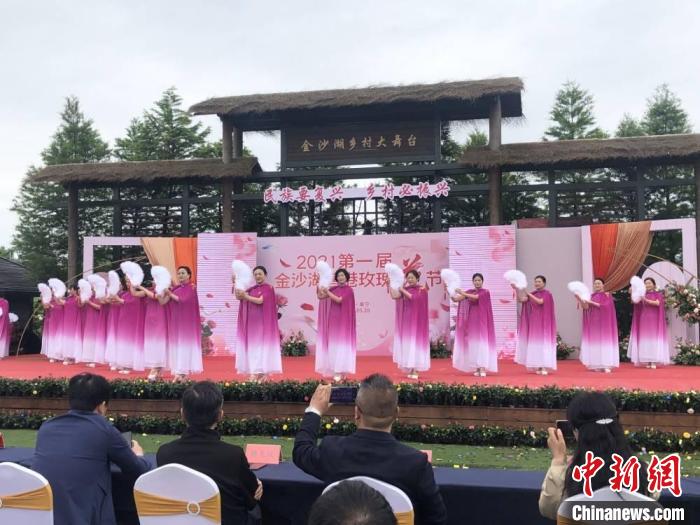 在营港首届玫瑰花节开幕式现场，旗袍走秀表演。　于从文 摄