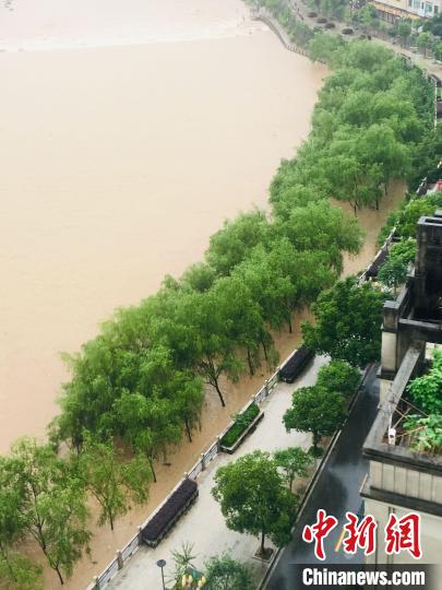 5月20日，福建松溪县松溪河大涨，两岸步行道部分被淹。　张丽君 摄