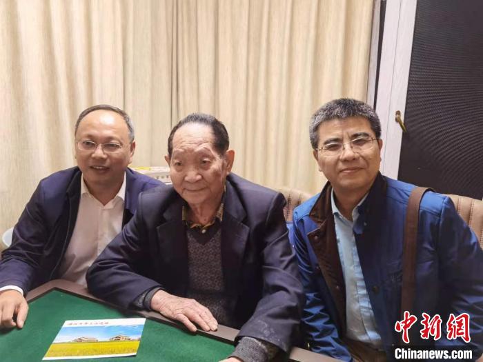 蒋乐平(右一)和徐利民(左一)于2020年10月21日拜访袁隆平。蒋乐平供图
