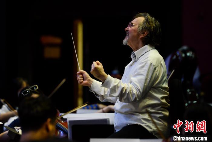 图为重庆节日交响乐团音乐会排练现场，彼得·利兹执棒指挥。　何蓬磊 摄