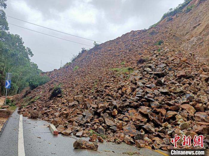 图为坍塌土石方掩埋公路。　龙门交通公路部门供图