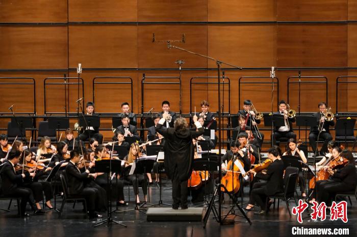 图为重庆节日交响乐团首秀大型交响音乐会现场。　何蓬磊 摄