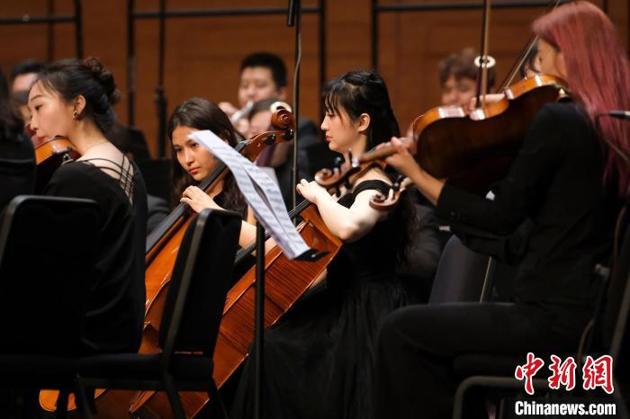 图为重庆节日交响乐团首秀大型交响音乐会现场。　何蓬磊 摄