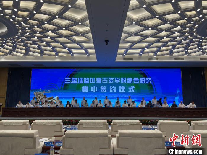 图为集中签约仪式现场。　岳依桐 摄