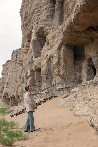 2011年8月，樊锦诗检查加固后的莫高窟北区洞窟。敦煌研究院供图