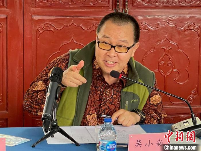 《区域与国别之间》新书作者吴小安教授在座谈会上发言。　科学出版社 供图