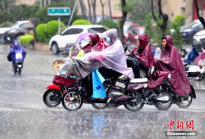 5月8日，福建福州，市民在雨中出行。据气象部门预报，福建各地将雨水持续，部分地区有大雨，局地暴雨。张斌 摄