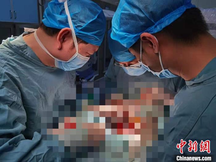 医护人员为伤者进行手术。　湖南省人民医院供图