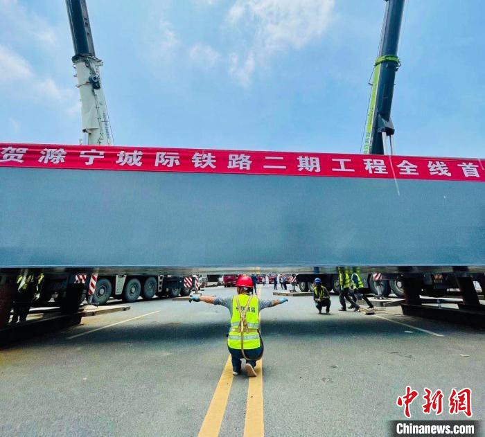 滁宁城际铁路二期工程钢盖梁吊装全部完成 许无疾 摄