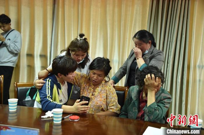 在宿豫区公安分局内，家人与叶元月回忆往事。　张华东 摄