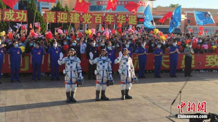 北京时间2021年6月17日清晨，神舟十二号载人飞行任务航天员乘组出征仪式，在酒泉卫星发射中心问天阁广场举行。郭超凯 摄