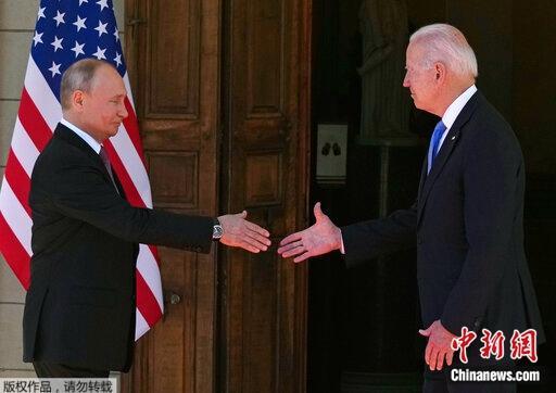 当地时间16日，俄罗斯总统普京和美国总统拜登在位于瑞士日内瓦的拉格兰奇别墅相互握手致意。