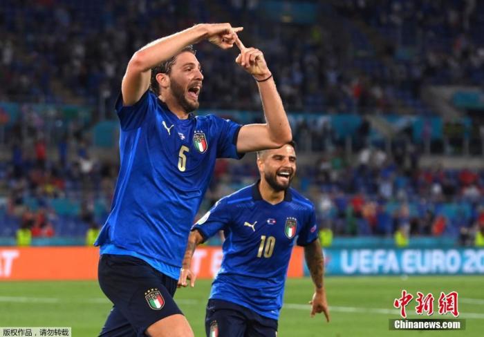 北京时间6月17日，欧洲杯小组赛A组第二轮，意大利3:0大胜瑞士。在接连击败土耳其与瑞士后，意大利队成为本届欧洲杯首支确定从小组中出线的球队。图为意大利球员洛卡特利在比赛中庆祝。