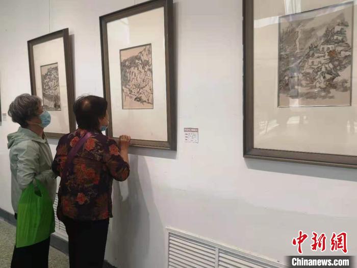 走进吕梁红色根据地写生作品展在山西美术馆展出。　范丽芳 摄