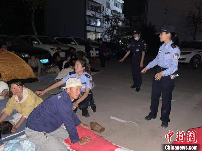 图为民警在地震现场疏导。　大理州公安局供图