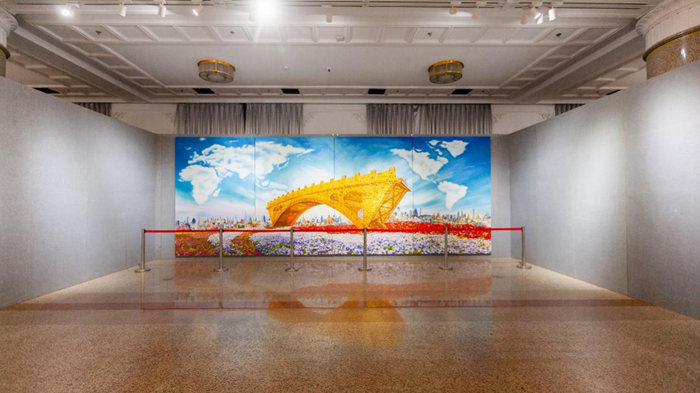 《丝路金桥》油画(长8米，宽3米)。来源：主办方供图。